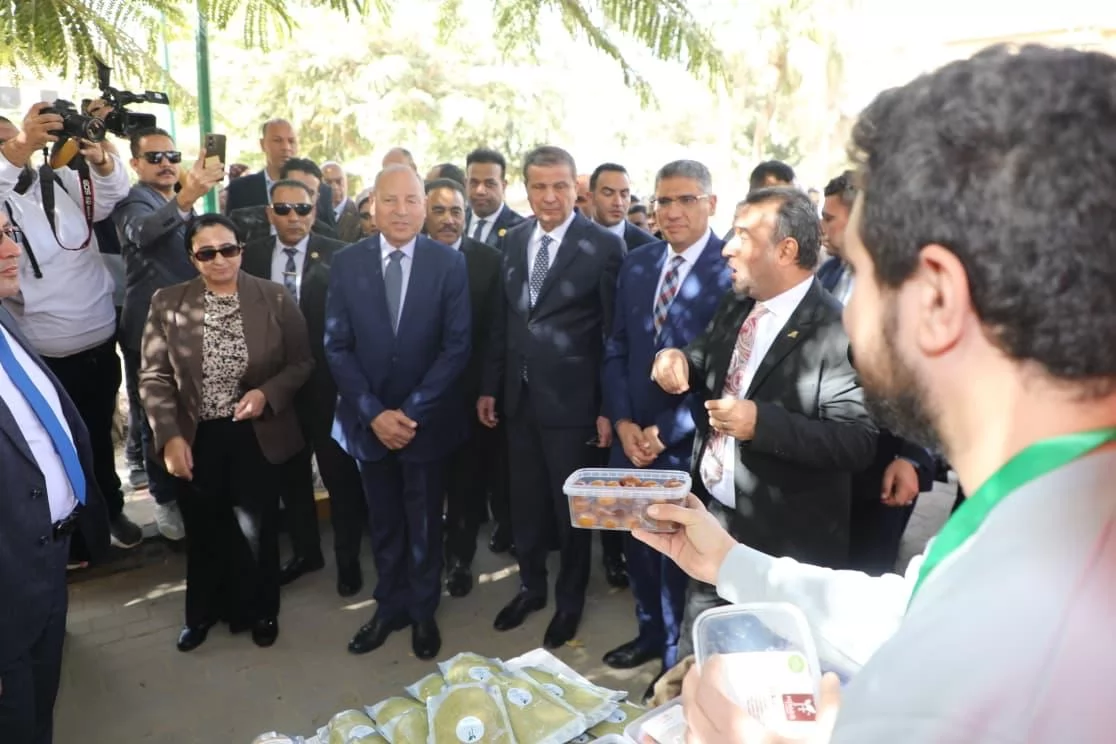 وزير الزراعة يتفقد النسخة السادسة لمهرجان القاهرة الدولي للتمور ب