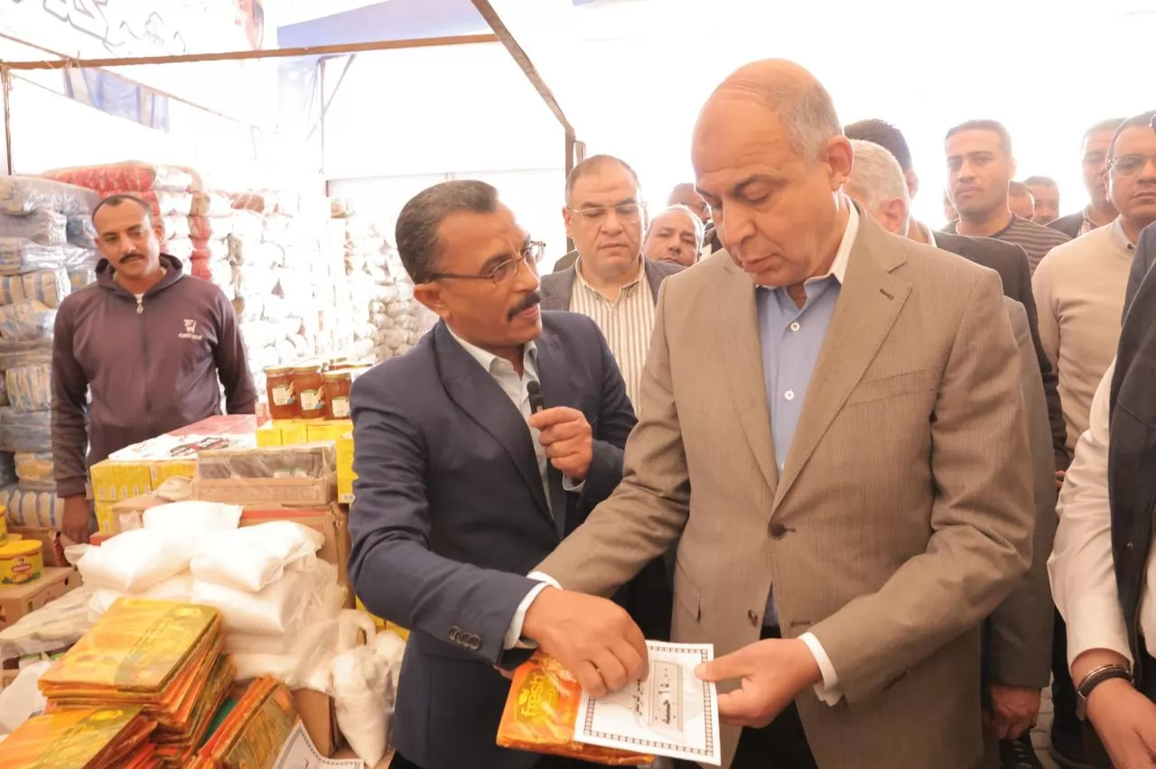 محافظ المنيا يفتتح معرض«أهلاً رمضان»بحي غرب المدينة بتخفيضات% 35