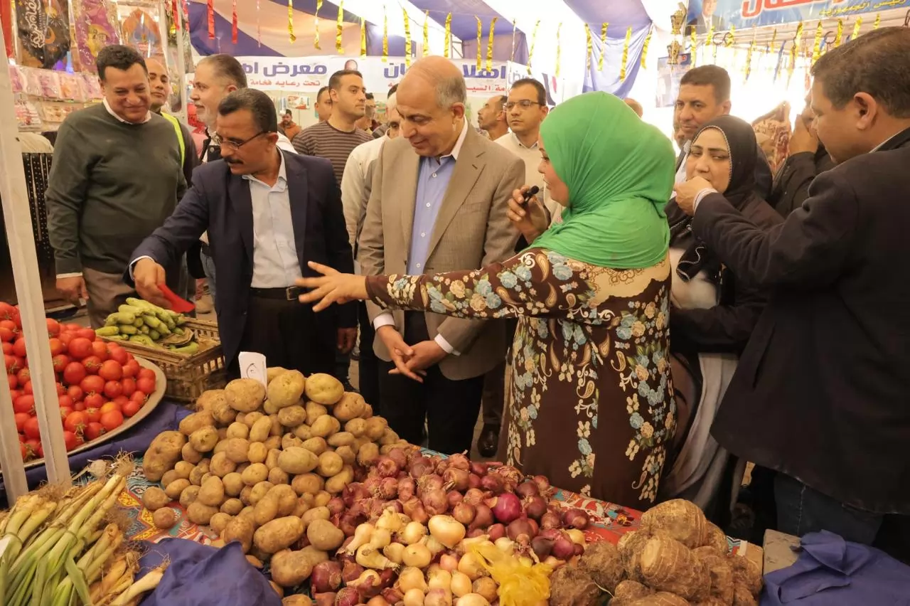 محافظ المنيا يفتتح معرض«أهلاً رمضان»بحي غرب المدينة بتخفيضات% 35