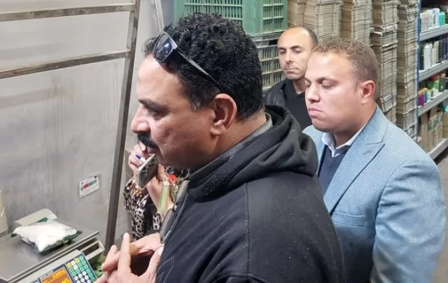 رئيس جهاز الشيخ زايد يشن حملات مفاجئة على الأسواق والمحلات.. بالص