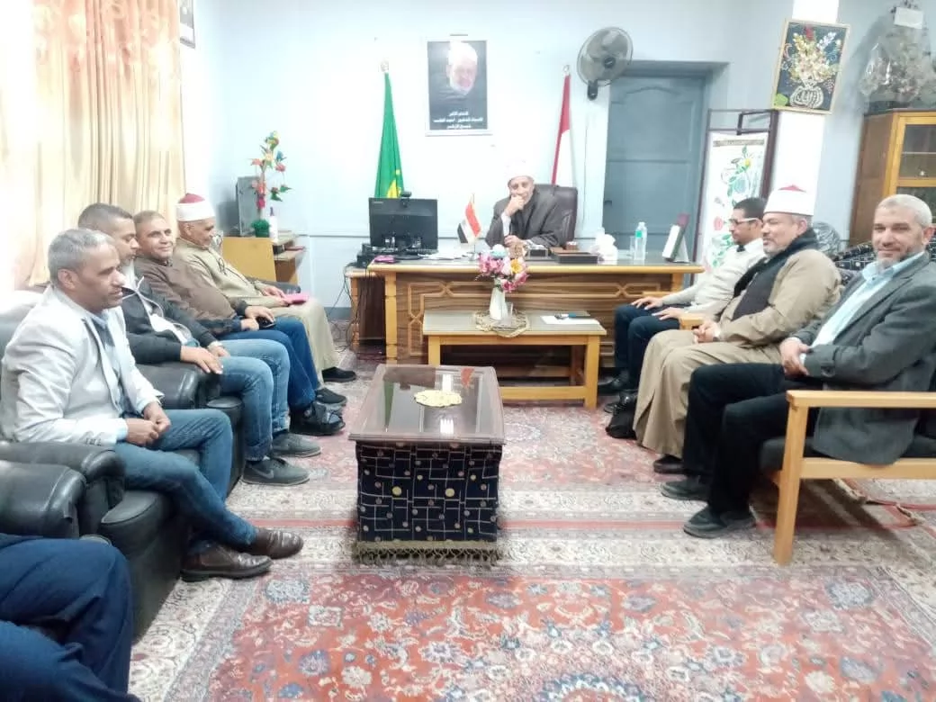 رئيس المنطقة يواصل اجتماعاته استعدادًا للفصل الدراسي الثاني