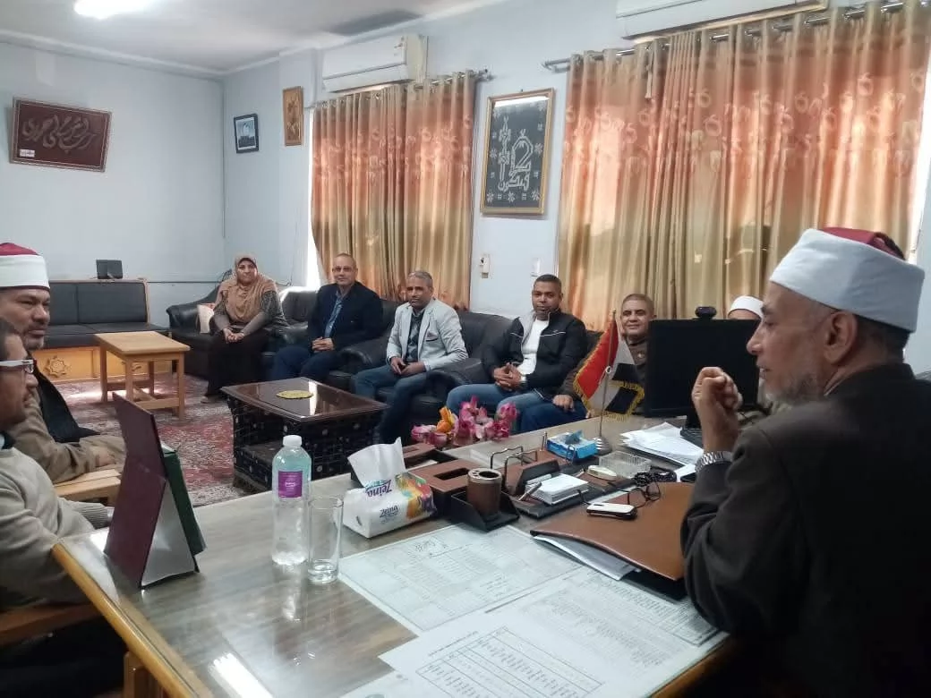 رئيس المنطقة يواصل اجتماعاته استعدادًا للفصل الدراسي الثاني