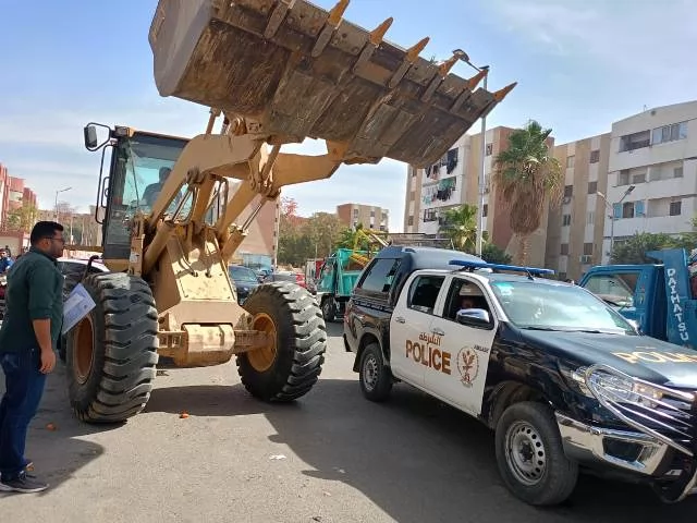 حملة شرسة من جهاز الشروق على المخالفات وتحرير 16 محضر.. بالصور