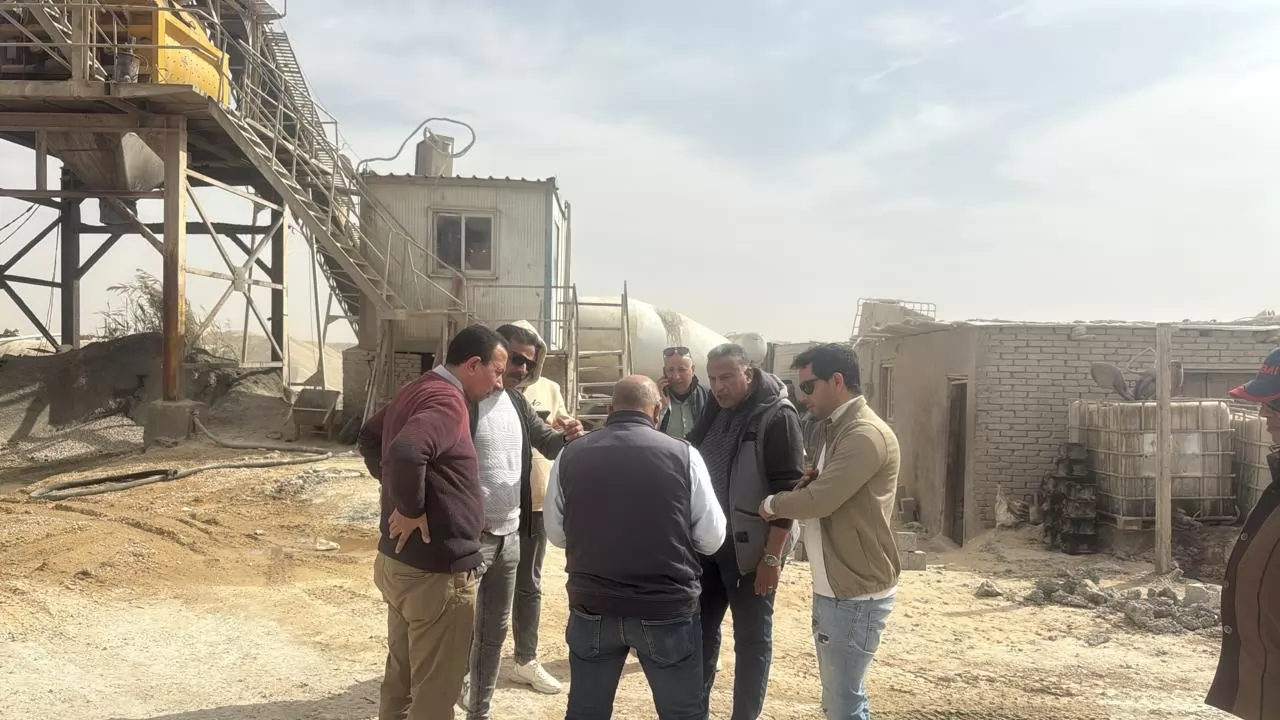 الإسكان تغلق محطات خرسانة غير معتمدة بالعبور الجديدة