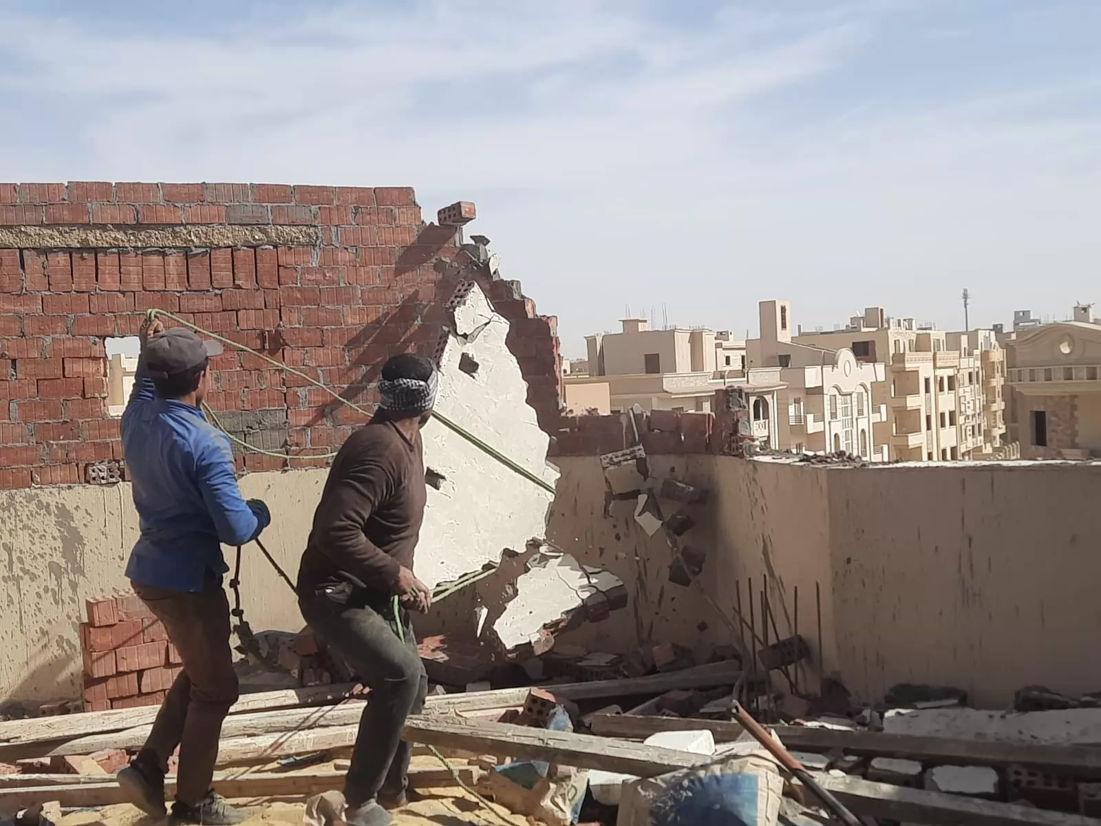 حملة إشغالات وإزالة مخالفات بناء بالقاهرة الجديدة .. صور