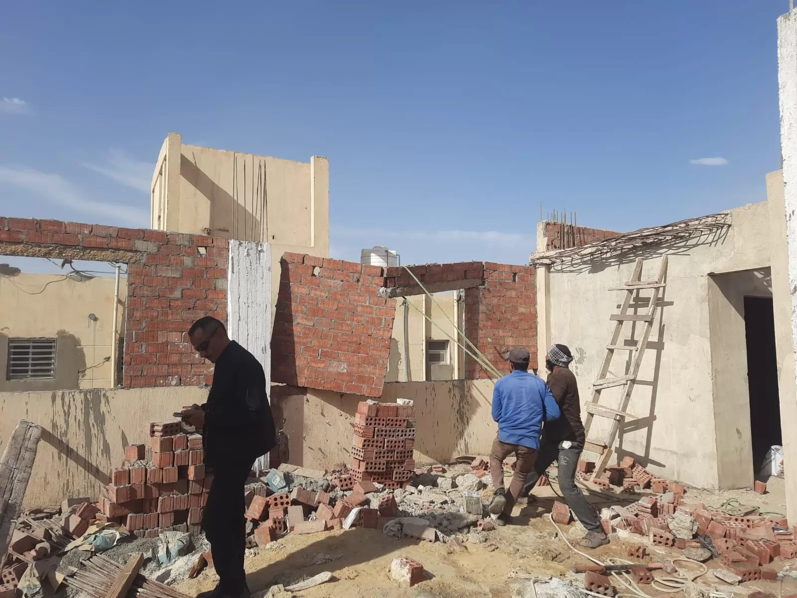 حملة إشغالات وإزالة مخالفات بناء بالقاهرة الجديدة .. صور