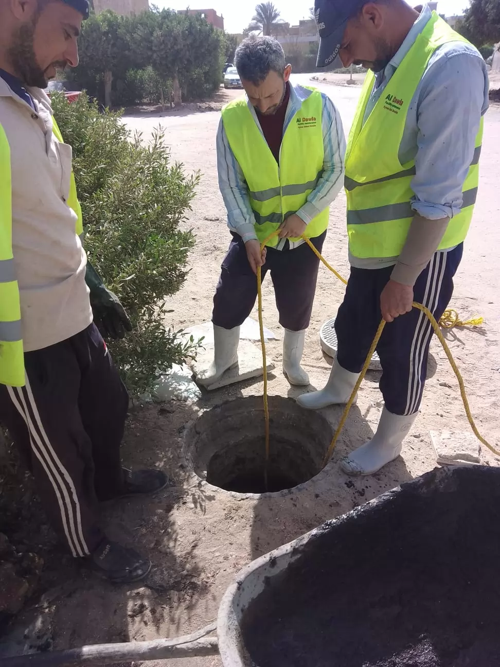 رئيس جهاز العاشر من رمضان يتابع رفع كفاءة شبكات الصرف .. صور