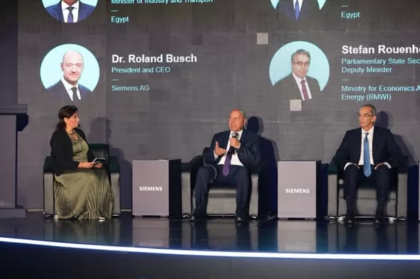 125 عامًا من الابتكار.. وزير الصناعة يناقش الرقمنة والاستدامة مع 