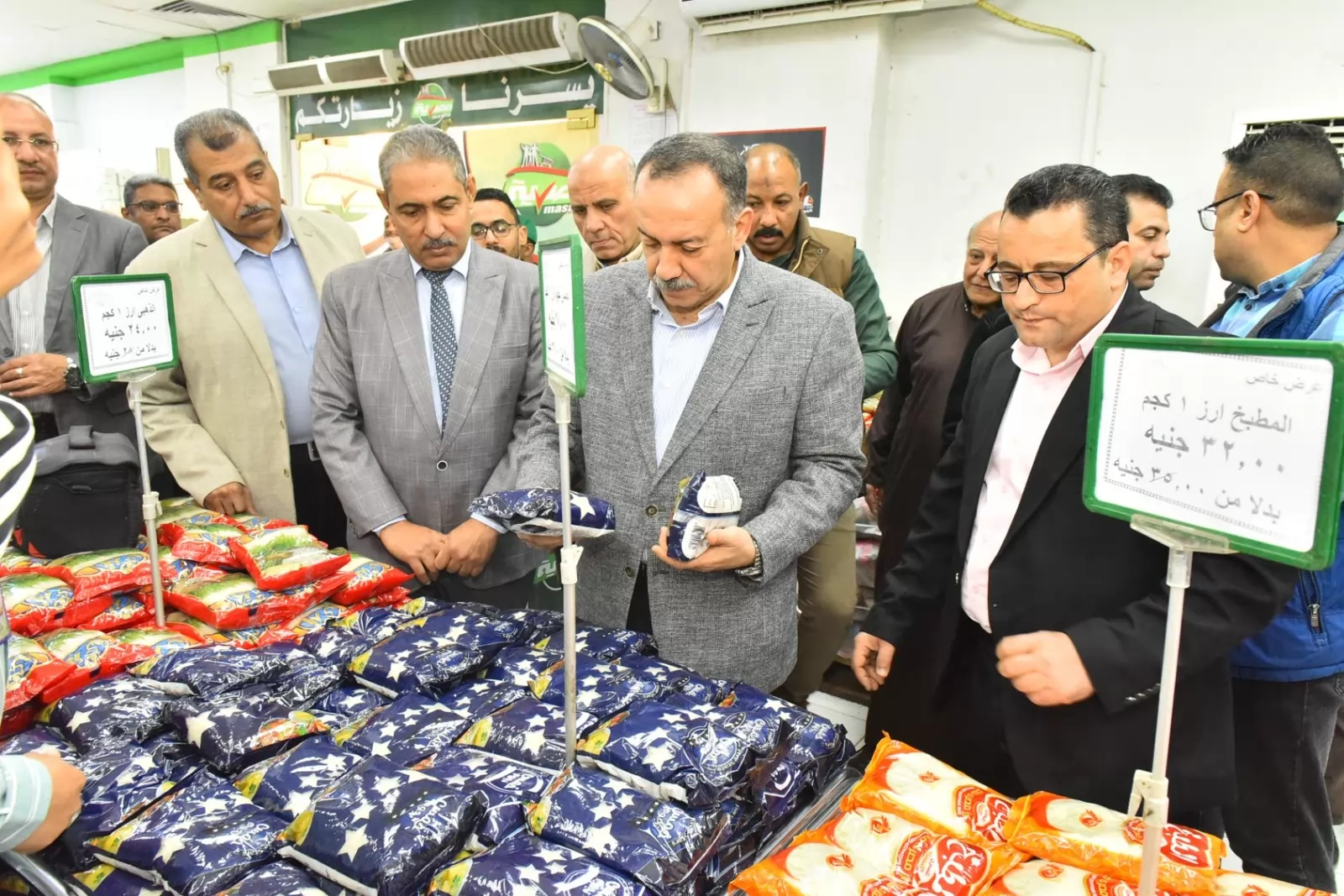 محافظ أسيوط يطلق معارض 