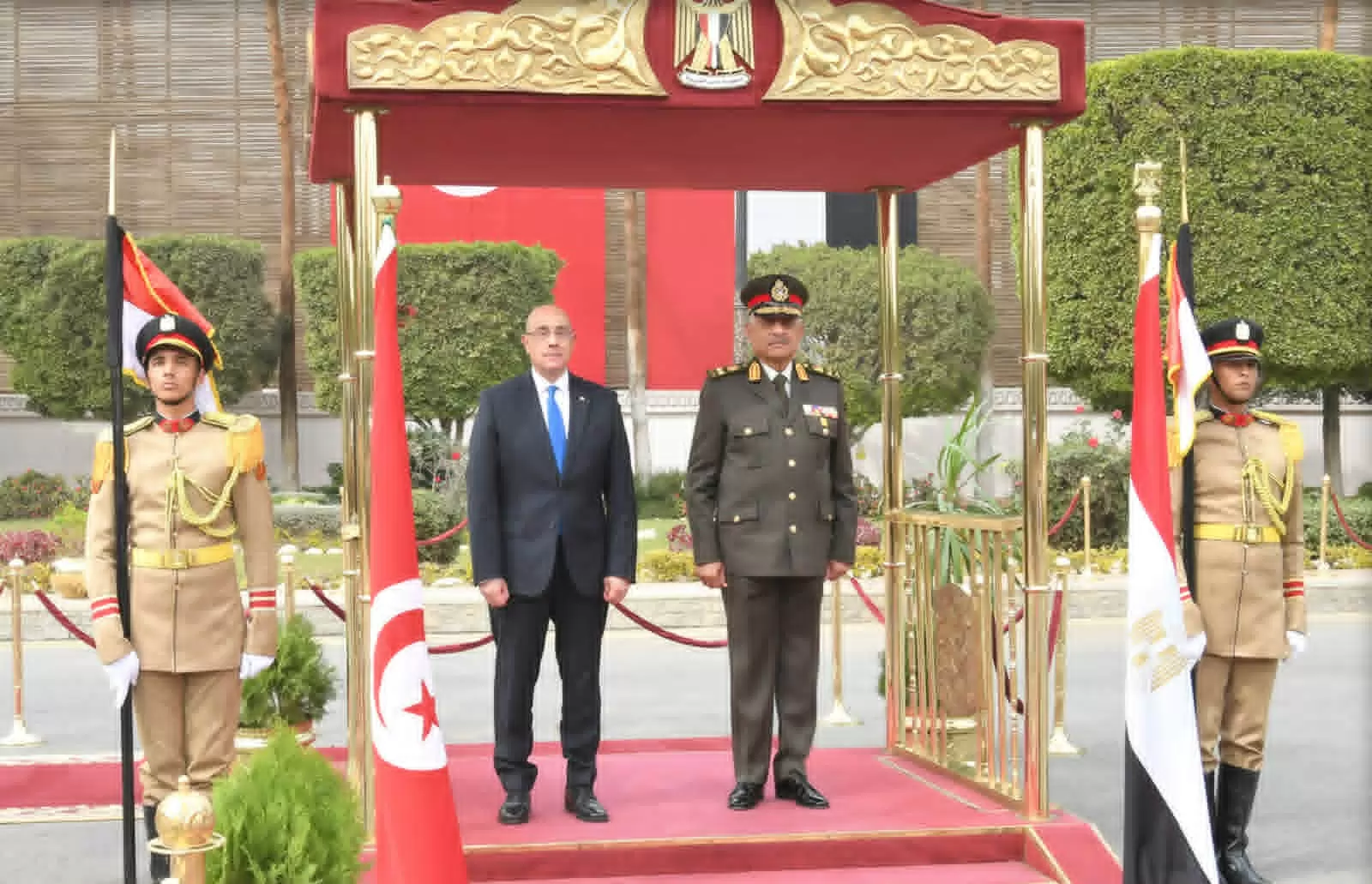  القائد العام للقوات المسلحة يلتقى وزير الدفاع الوطنى للجمهورية ا