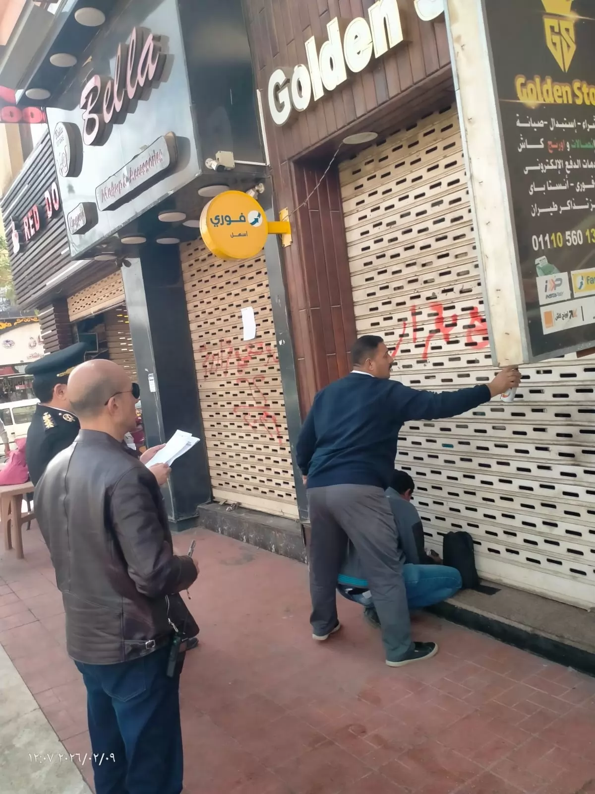 غلق وتشميع 66 محلًا مخالفًا بمدينة الشيخ زايد .. صور