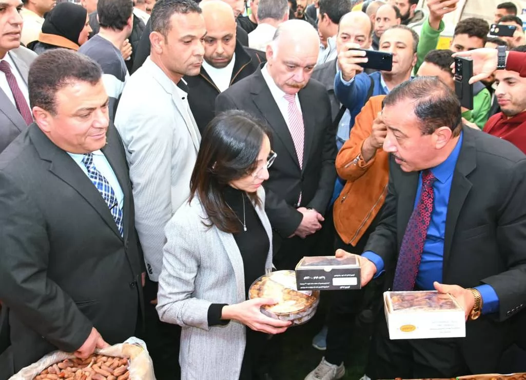 عازر تفتتح معرض 