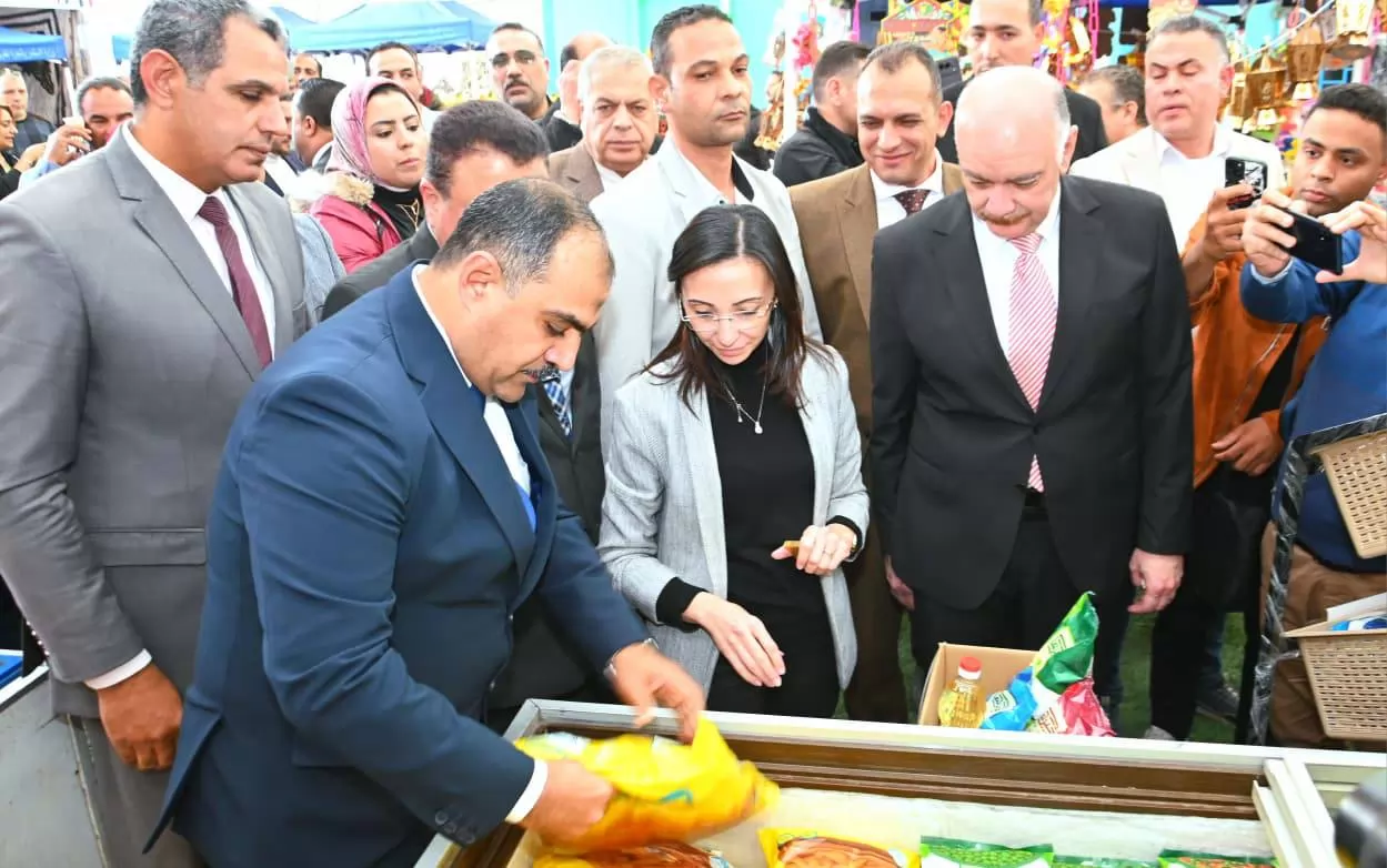 عازر تفتتح معرض 