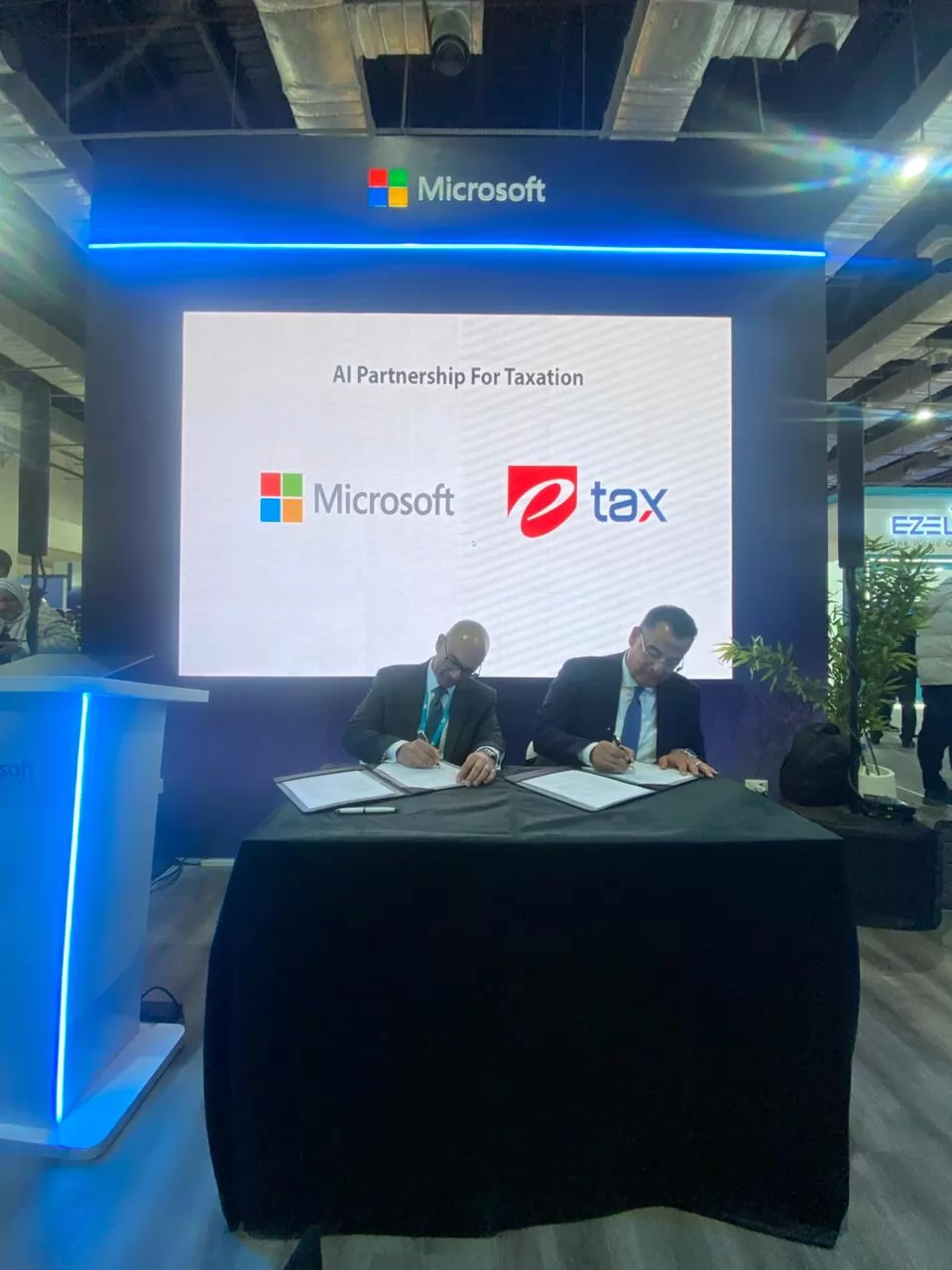 إى تاكس وقعت مذكرة تفاهم مع مايكروسوفت لتعزيز استخدام الذكاء الاصطناعي في تطوير المنظومة الضريبية