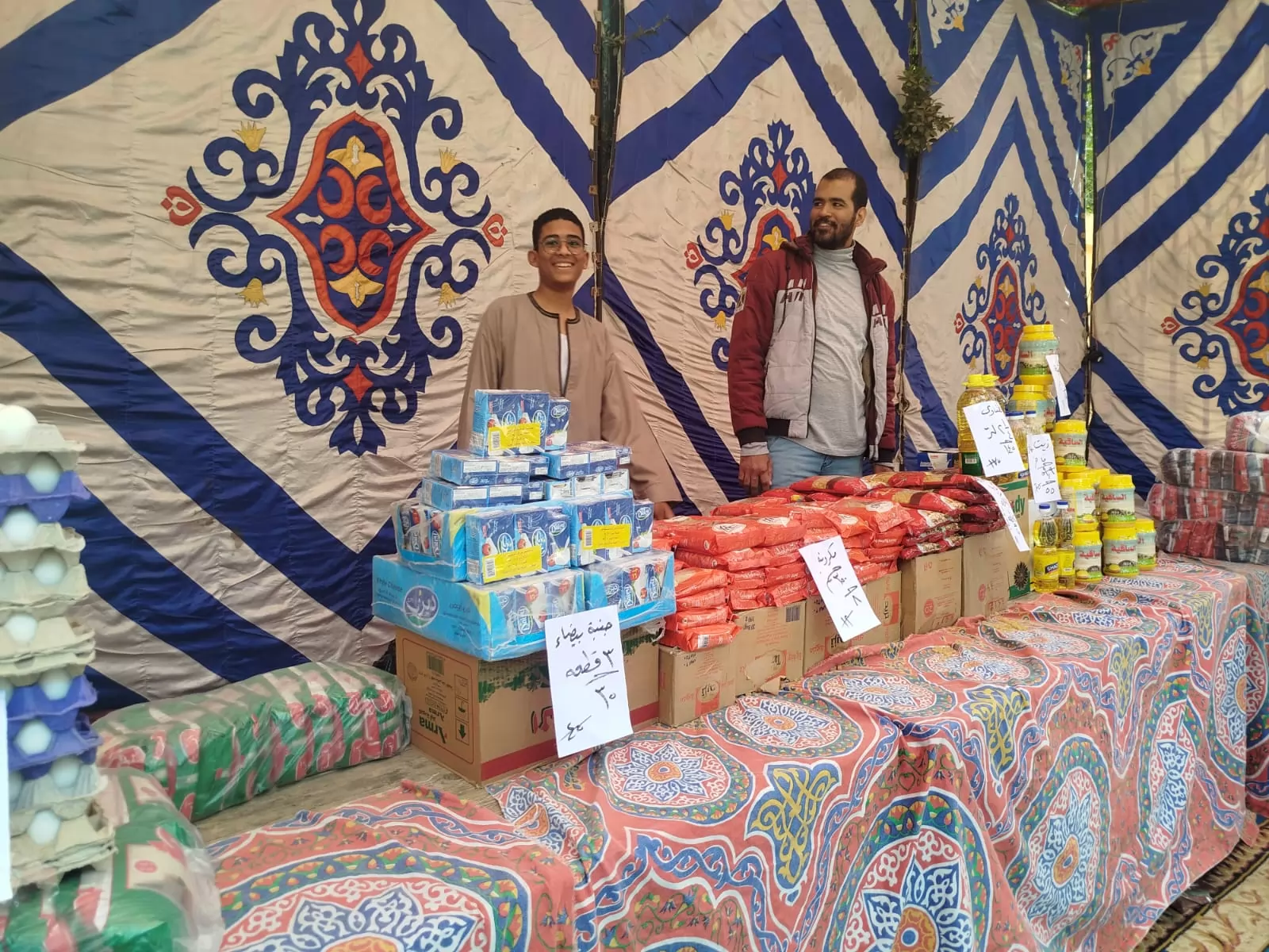 رئيس مركز الزينية يفتتح معرض 