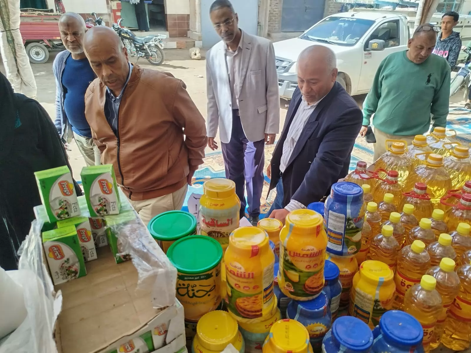 رئيس مركز الزينية يفتتح معرض 