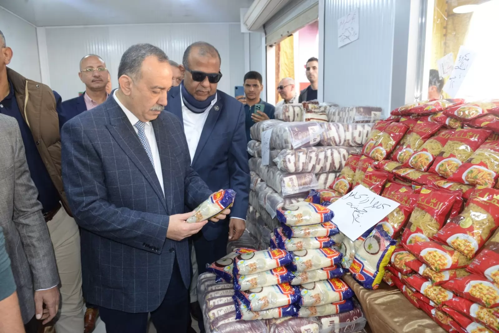 محافظ أسيوط يفتتح معرض 