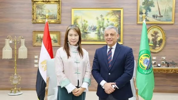 محافظ الإسماعيلية والقنصل الصيني يبحثان التعاون المشترك..صور