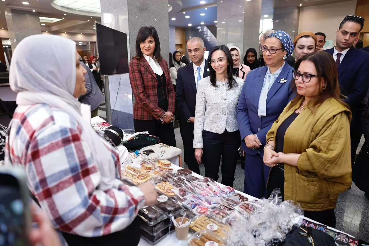 رئيسة القومي للمرأة تتفقد معرض مشروعات رائدات الأعمال..صور