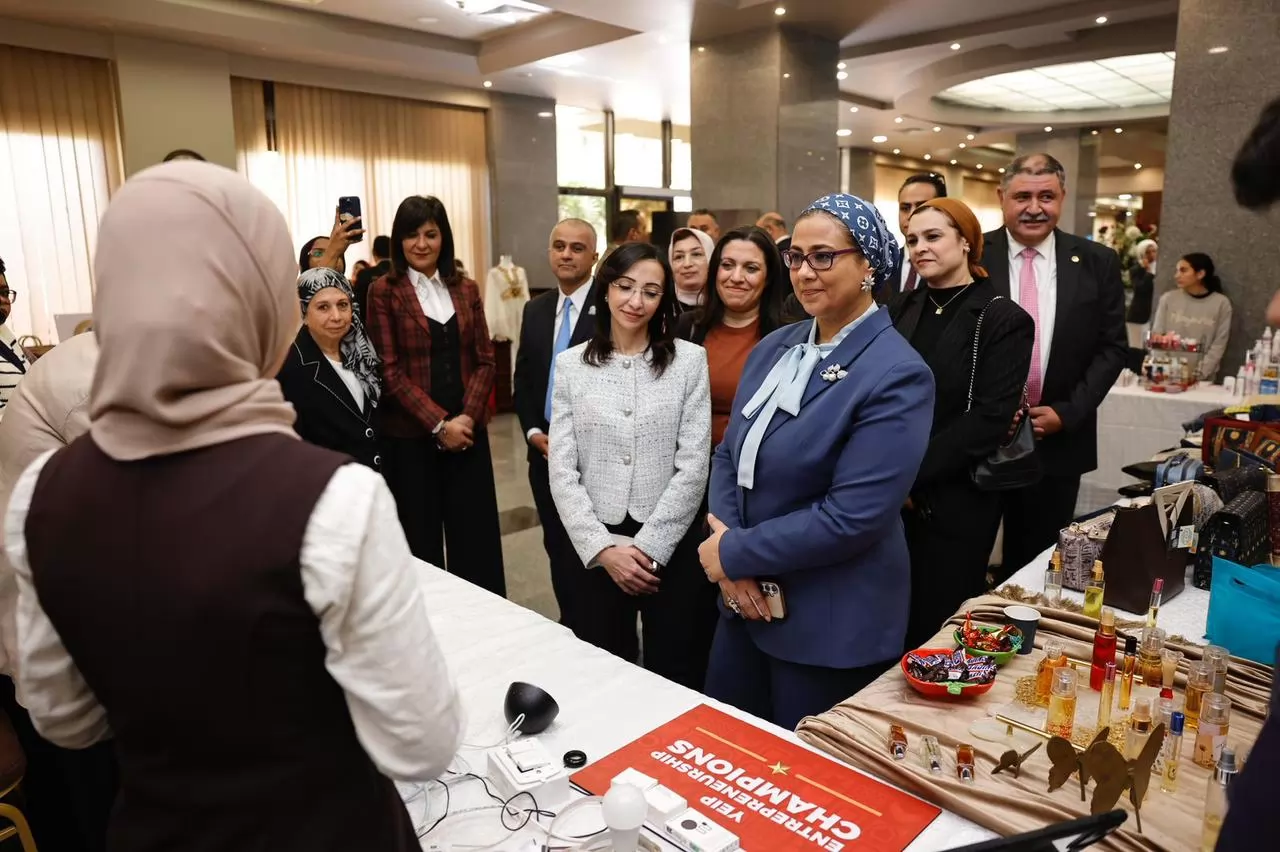رئيسة القومي للمرأة تتفقد معرض مشروعات رائدات الأعمال..صور