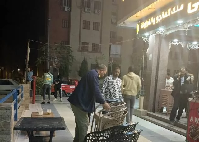 حملة ليلية خاطفة من جهاز مدينة بدر على إشغالات الزهور والريحان.. 