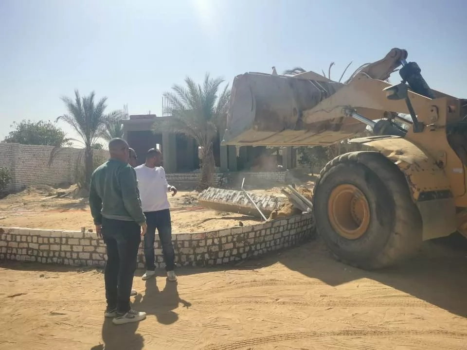 رئيس الجهاز: إزالة تعديات على 8 أفدنة بالعبور الجديدة .. صور