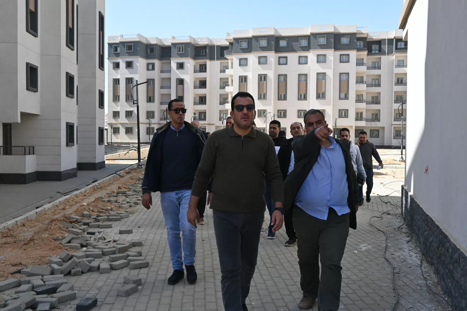 رئيس الجهاز يرفع درجة الطوارئ في مشروعات الإسكان بالعاشر 