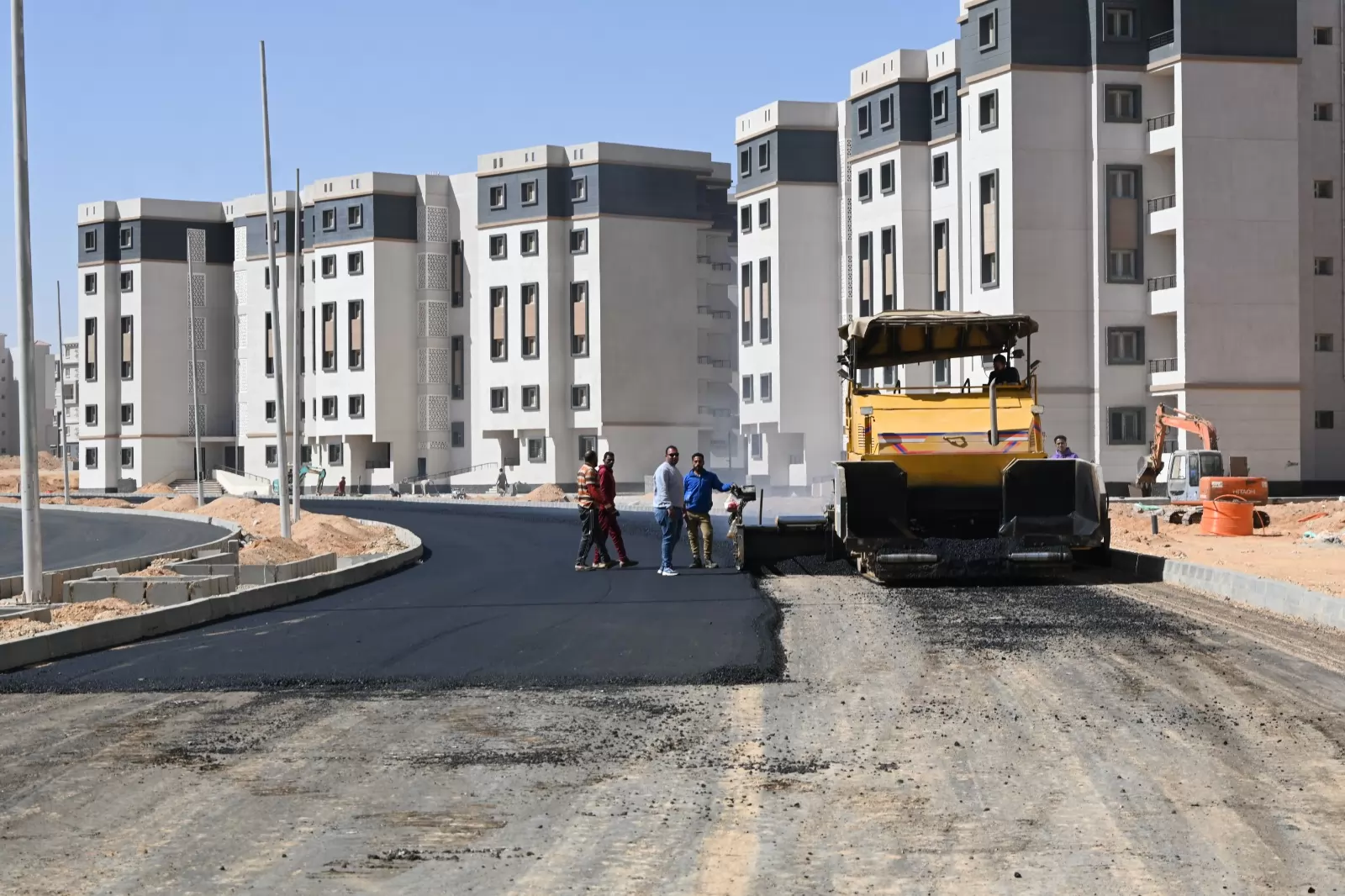 رئيس الجهاز يرفع درجة الطوارئ في مشروعات الإسكان بالعاشر 