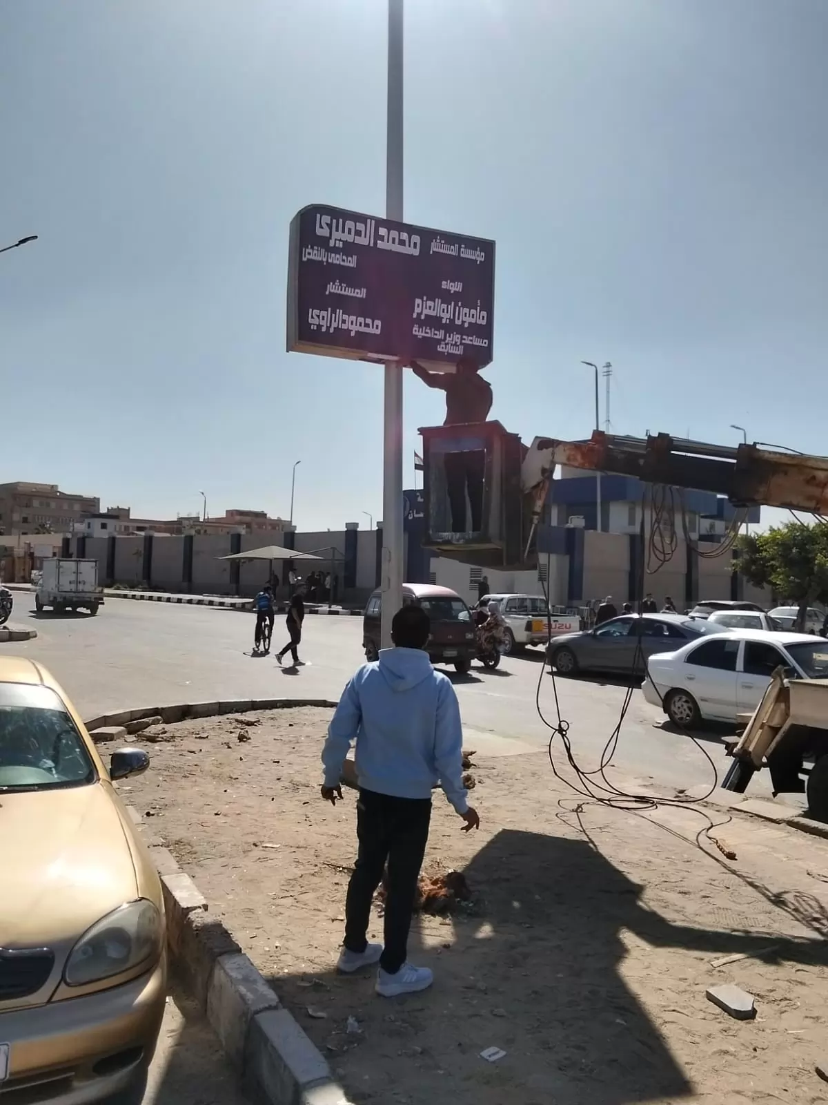 حملة مفاجئة تطيح بلافتات غير مرخصة بالعاشر .. صور