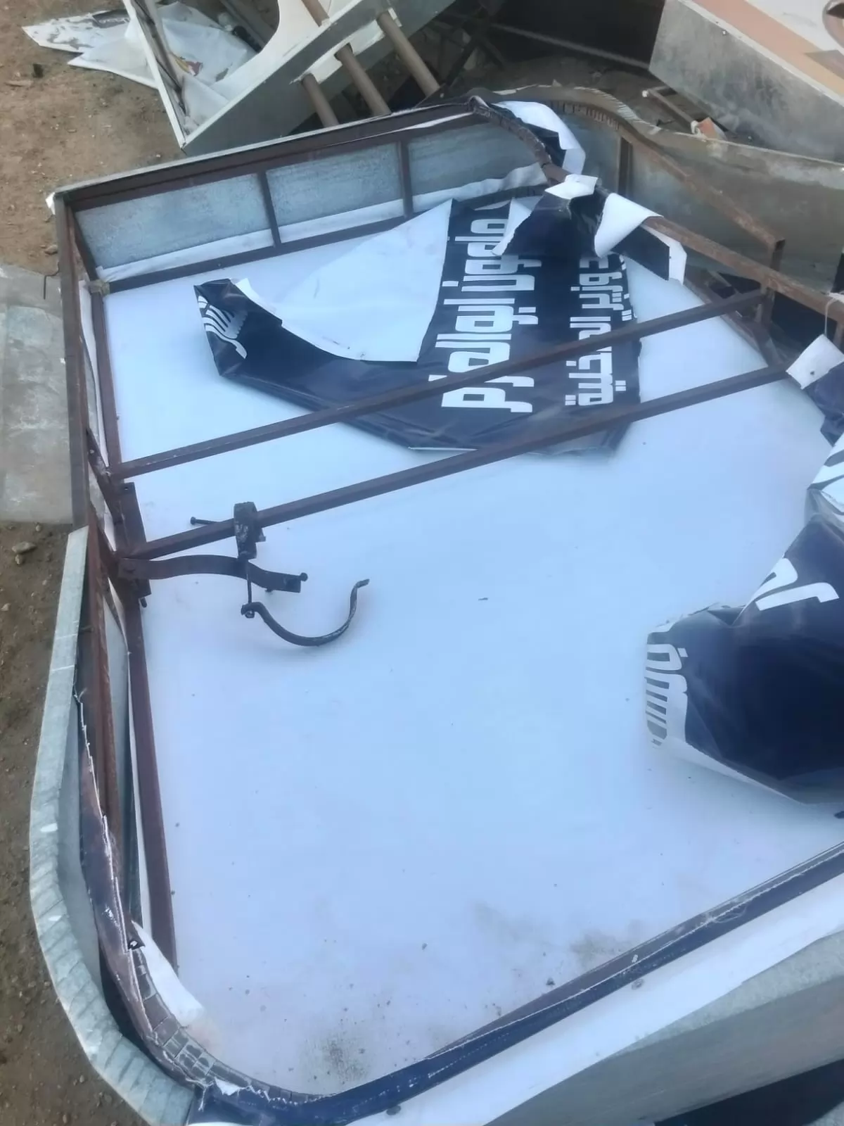 حملة مفاجئة تطيح بلافتات غير مرخصة بالعاشر .. صور