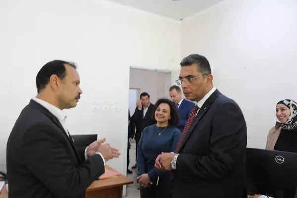 محافظ البحر الأحمر يتفقد إدارات الديوان العام في أول أيام عمله