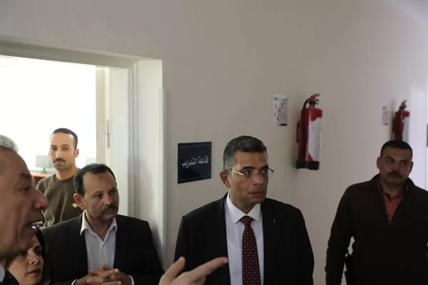 محافظ البحر الأحمر يتفقد إدارات الديوان العام في أول أيام عمله