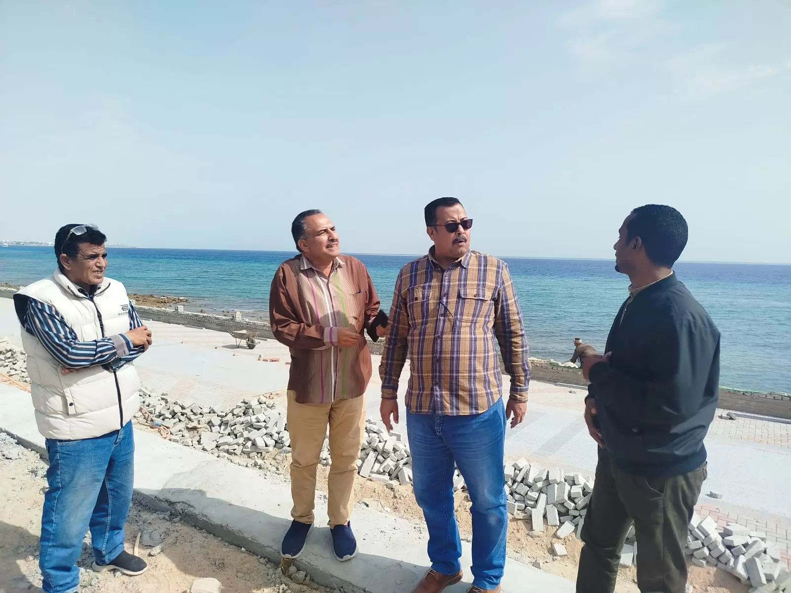 رئيس مدينة سفاجا يتابع ميدانيًا تطوير الواجهة الساحلية للمدينة 
