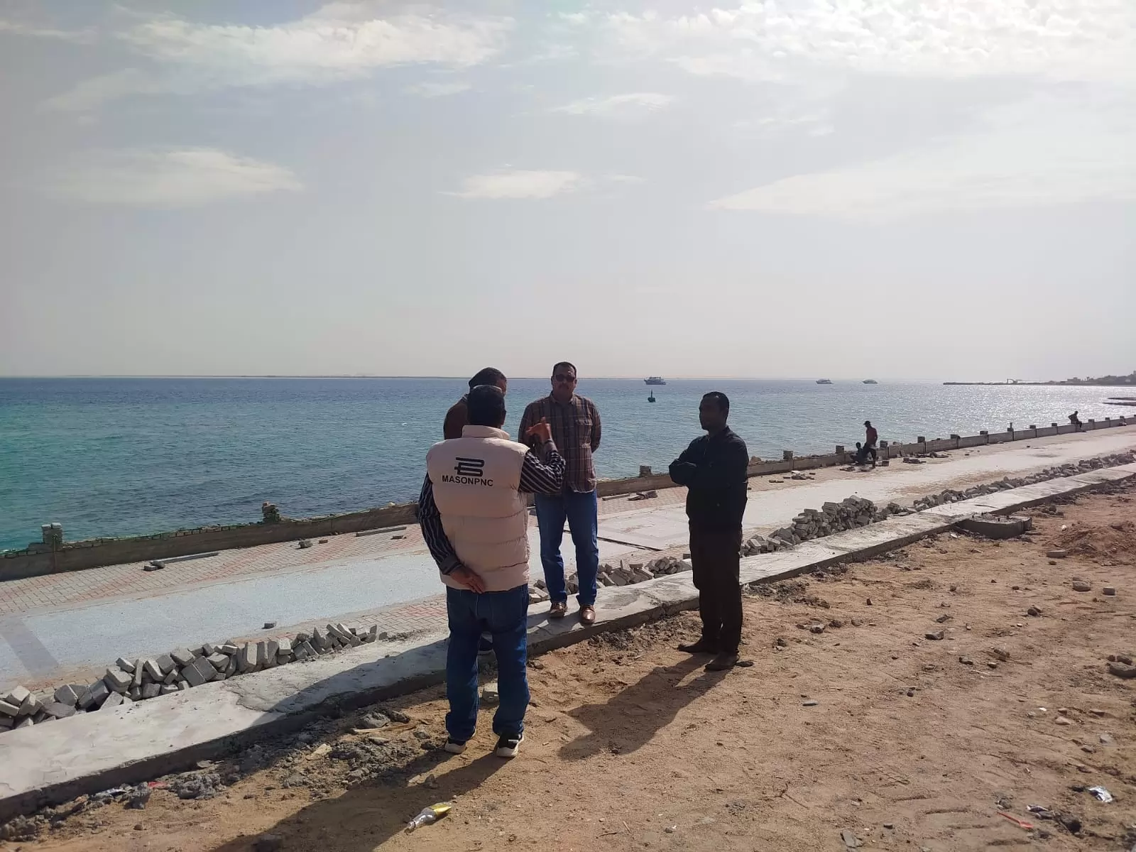 رئيس مدينة سفاجا يتابع ميدانيًا تطوير الواجهة الساحلية للمدينة 