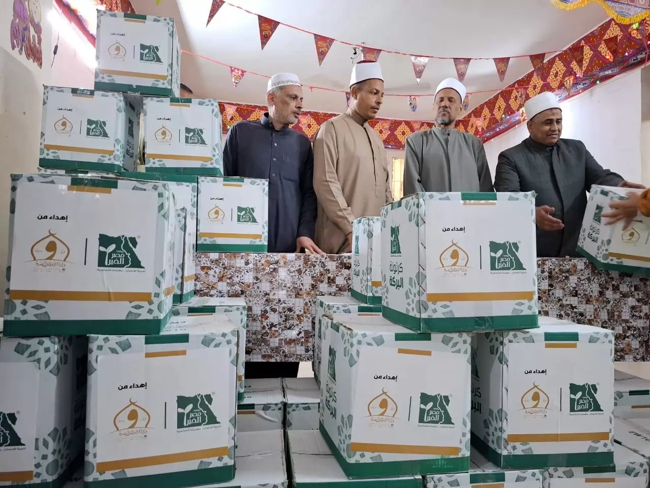 توزيع ١٠٠ ألف كرتونة غذائية بمناسبة شهر رمضان بالمحافظات