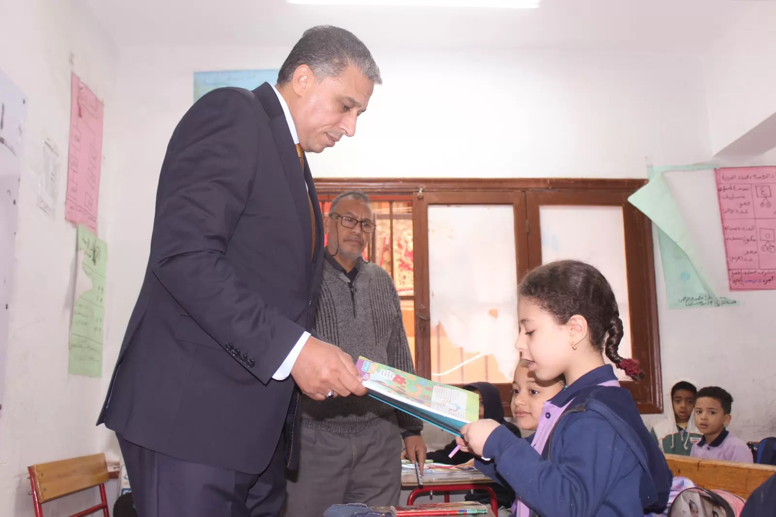 مدير تعليم الجيزة يؤكد استمرار المتابعة الميدانية بالمدارس 