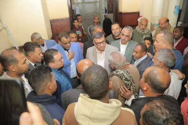 محافظ قنا يؤدي صلاة التراويح بمسجد سيدي عبدالرحيم القنائي