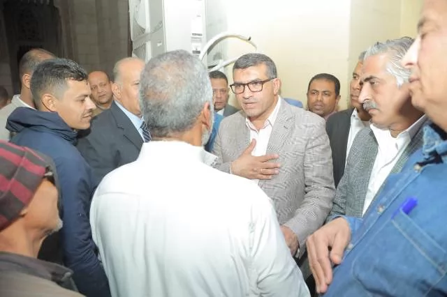 محافظ قنا يؤدي صلاة التراويح بمسجد سيدي عبدالرحيم القنائي