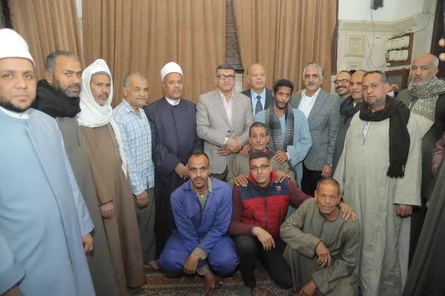محافظ قنا يؤدي صلاة التراويح بمسجد سيدي عبدالرحيم القنائي