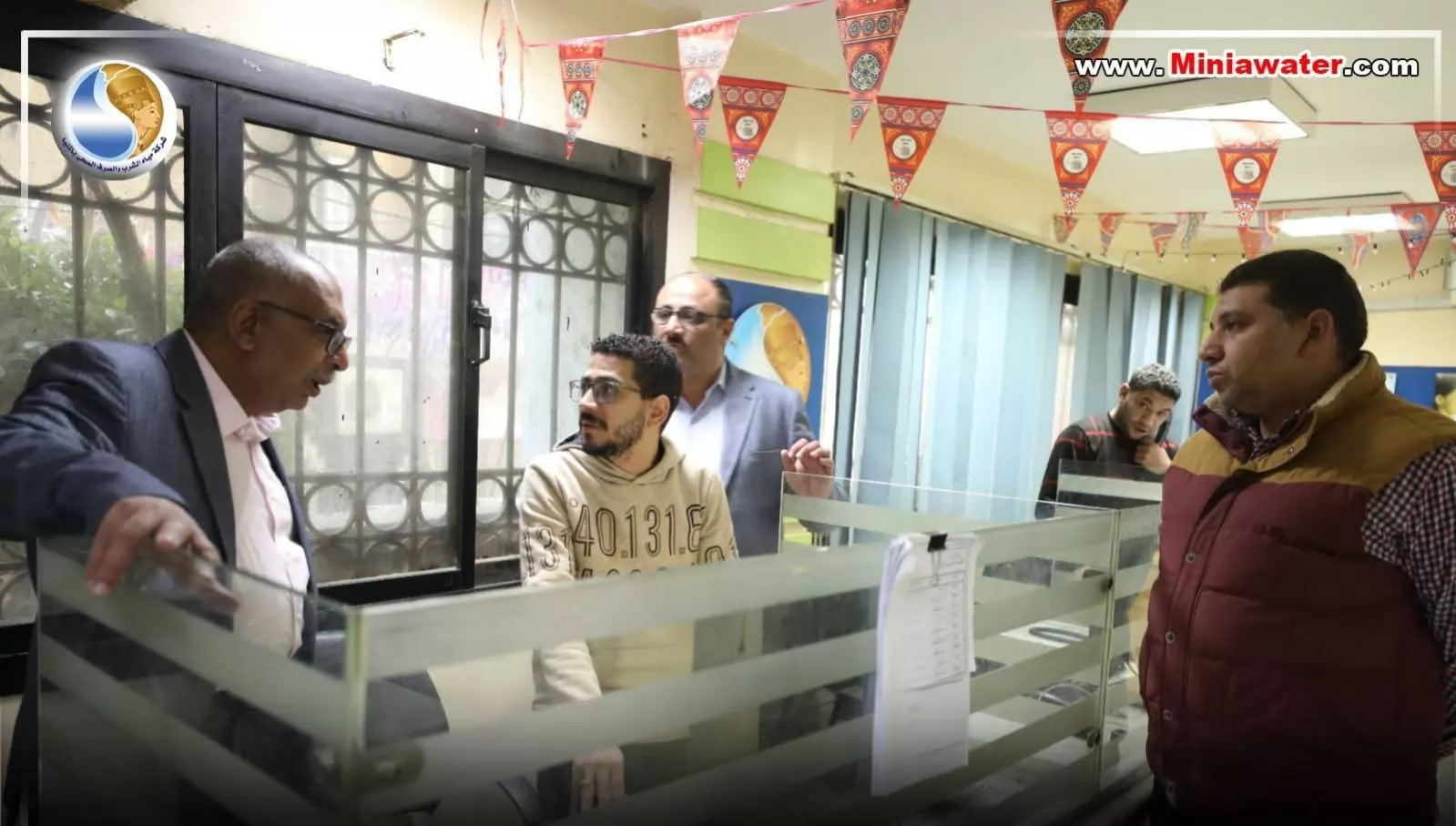 رئيس مياه المنيا يوجه بالعمل لفترة مسائية تيسيراً على المواطنين.