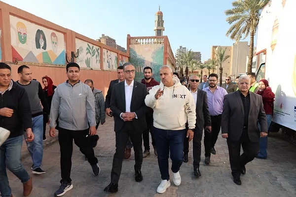 محافظ الجيزة يشارك في تعبئة 10 آلاف كرتونة مواد غذائية