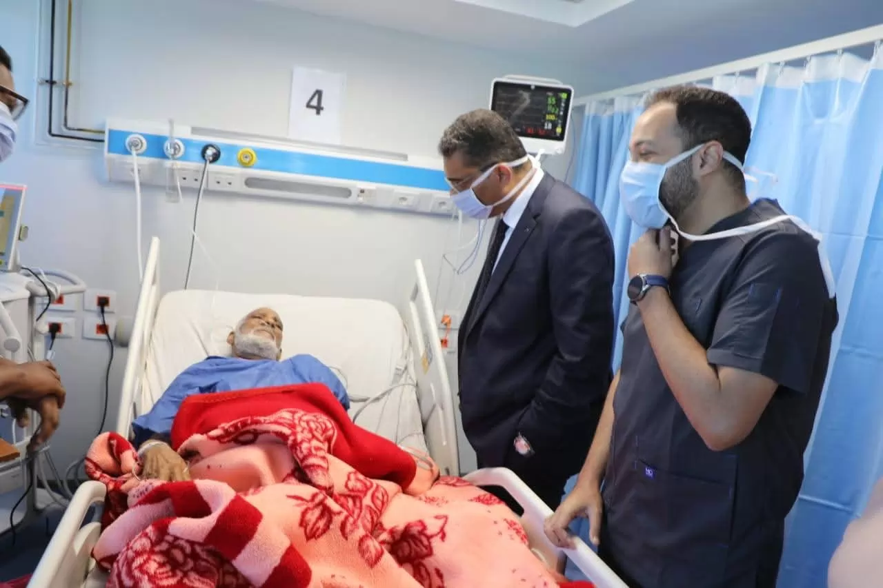 محافظ البحر الأحمر يطمئن على المرضى بالمستشفى العام