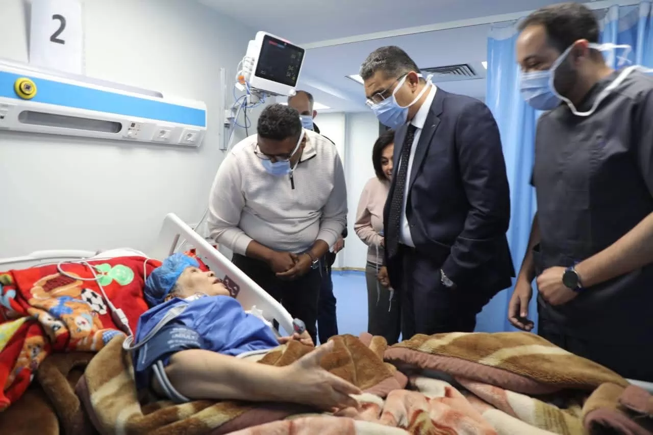 محافظ البحر الأحمر يطمئن على المرضى بالمستشفى العام