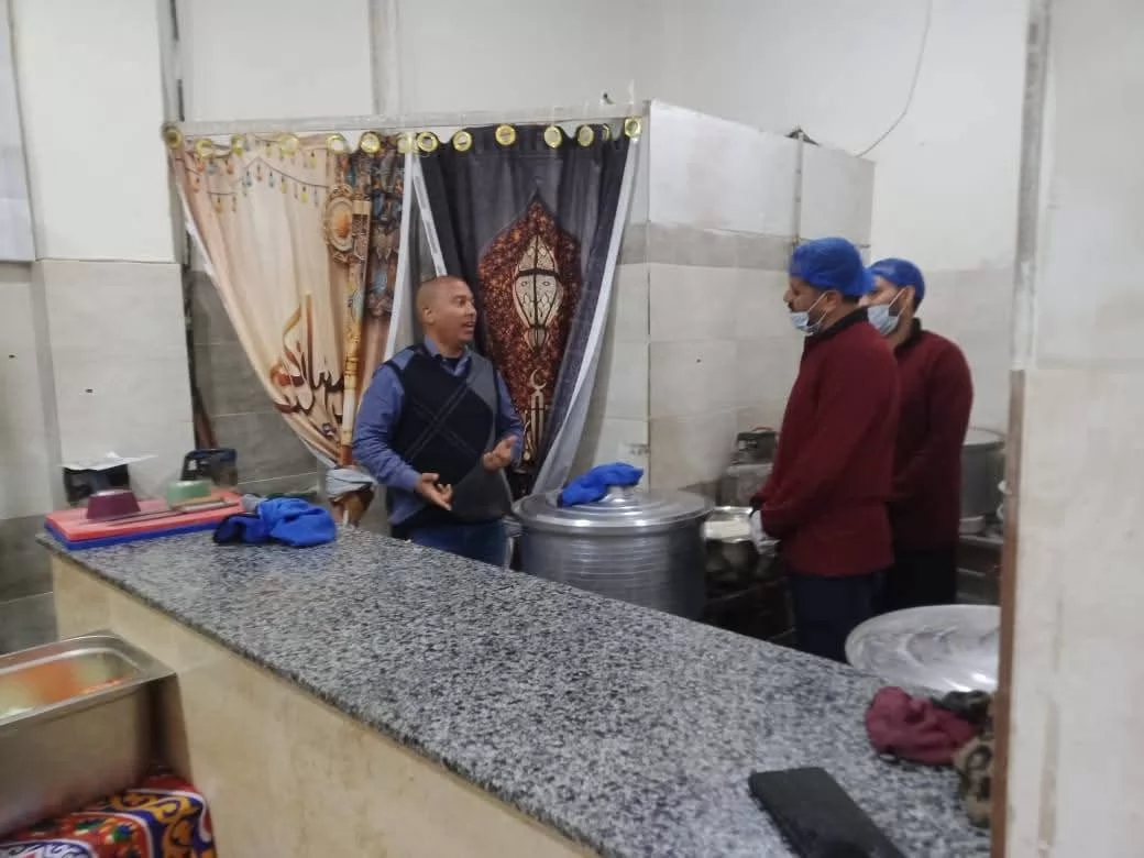 رئيس مدينة ابوقرقاص يتفقد مائدة الرحمن بمركز ابوقرقاص 