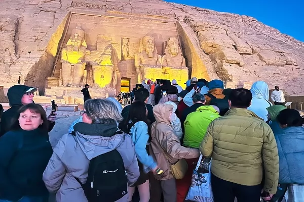 فعاليات حدوث ظاهرة تعامد الشمس بأبو سمبل بحضور أكثر من 2000 سائح