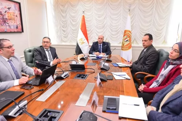 وزير العمل يستعرض مع شركة «3S» تطورات مشروع ميكنة خدمات الوزارة