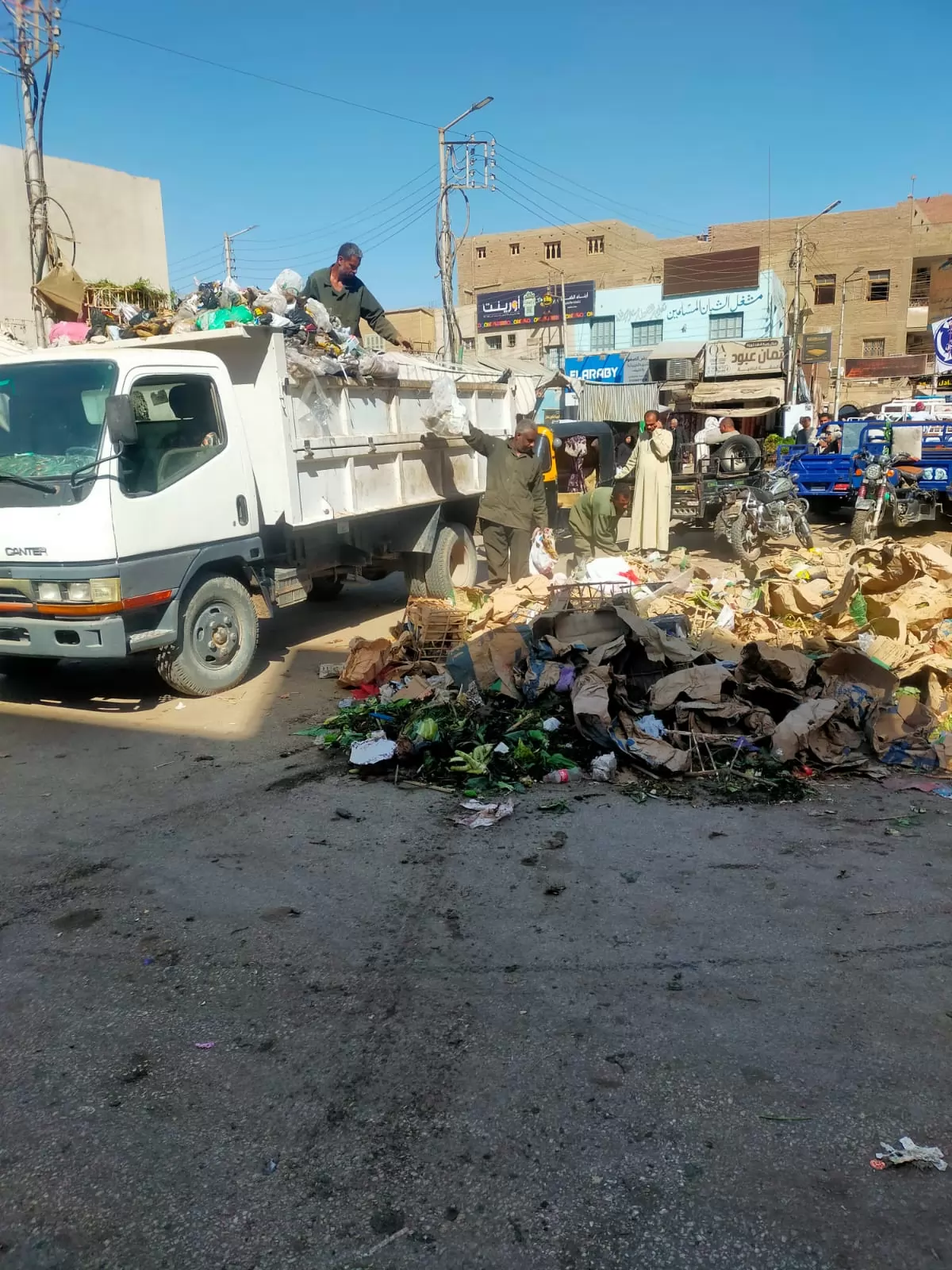 رفع 1020 طن مخلفات خلال أسبوع بحملات نظافة بإسنا جنوب الأقصر 