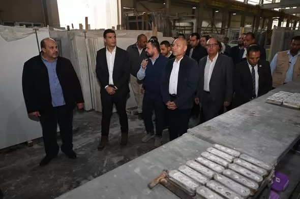وزير الصناعة ومحافظ القاهرة يتفقدان مصانع الرخام والجرانيت في شق 