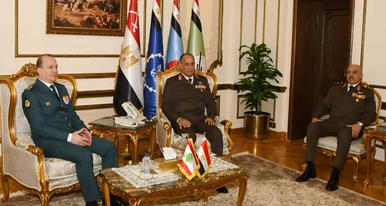الفريق أشرف سالم زاهر وزير الدفاع يلتقى قائد الجيش اللبنانى