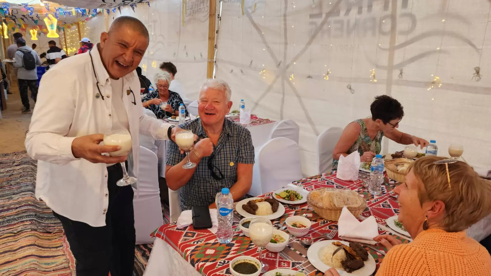 سياح أوروبا تشارك في مائدة إفطار مرسي علم